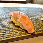 312551365 - 生の大トロにブレンドした赤酢シャリでスタート。鮪の脂には赤酢が合いますね