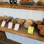 天然こうぼぱん とことこ - 何故か、パイナポ〜パンだけ、黄色い札(・・?)