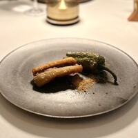 イタリアン オット - 薄衣だけど硬さがハードでガリッガリな食感好き！
                    穴子の土っぽさで酒進むー！
                    パドロンは万願寺唐辛子みたいだった！