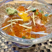 天寿し 横浜店 - 漬けにした鯛とイクラ。複雑な旨味が絡み合い美味