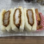 三谷牛肉店 - 480円税込。右の端には食パンの耳揚げて砂糖まふしたヤツ。数十年ぶりに見た。左からメンチ、チキン、ブタカツ。野菜など余分なものは何一つない少食向けカロリー爆弾。