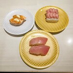 魚べい - ④上びんちょう、まぐろたたき盛り、サーモンチーズ炙り。