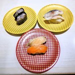 魚べい ブランチ茅ヶ崎店 - ②サーモン・燒サーモン合い盛り、〆さば、たこわさぐんかん。