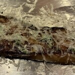 くずし鉄板 あばぐら - 鉄板焼　愛媛県西条産　絹皮茄子　パルミジャーノチーズ　サワラク産黒胡椒