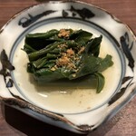 くずし鉄板 あばぐら - 小鉢　つるむらさきのお浸し　へしこパウダー