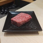 焼肉ホルモンまんのや ハットリ一番 - 極雌萬野和牛赤身肉塊焼き100g　焼く前