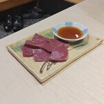 焼肉ホルモンまんのや ハットリ一番 - ハツ刺し　だし醤油