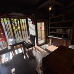 カフェ 火裏蓮花 - 陽射しと陰がこんなに癒されるとは...