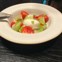 800°DEGREES ARTISAN PIZZERIA - キウイとトマトとブラータチーズのカプレーゼ