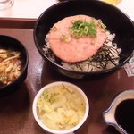 すき家 - てき屋に慣れた女の子はフリスビー丼小