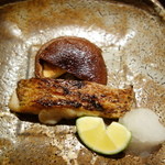 神楽坂 石かわ - のどぐろと椎茸の炭火焼き
