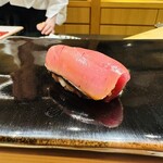 大阪天満宮 鮨とよなが - ひっさけマグロの中トロ(皮付きでいい味を出してます)