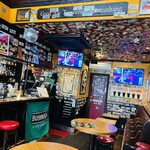 Man in the Moon - 店内の壁には　外国の紙幣でいーっぱい✨️✨️御手洗の匂いは厳しめだから口呼吸で利用w