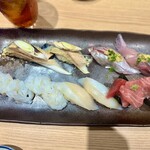 梅丘寿司の美登利総本店 アトレ吉祥寺店 - （左上から）炙りトロさば、あじ、活たこ、季節のいか、まぐろ切り落とし