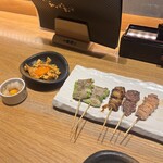 焼き鳥 きんざん - 鶏ユッケ、アスパラ、皮、ハツ、もも