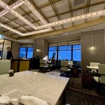 梨杏 - 窓際のテーブル席