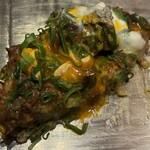 くずし鉄板 あばぐら - お好み焼き　あばぐら特製豚玉　3種のせ(牛すじ、九条葱、茜美人卵)