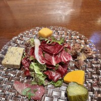 フィーコディンディア - 前菜盛り合わせとサラダ　パネッレ　ジンドウイカフリット　ワラサのカルパッチョ　黒トリュフチーズオムレツ