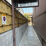 カフェ 火裏蓮花 - この通路を入ります