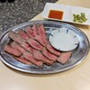 焼肉ホルモンまんのや ハットリ一番 - 極雌萬野和牛赤身肉塊焼き　カット後