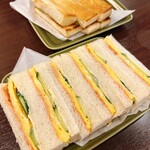 喫茶 ベニ屋 - (手前)タマゴサンド　(奥)ハムトースト