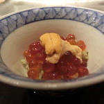 お料理 ふじ原 - 筋子と愛媛の赤雲丹。シャリはアワビの肝と青のりをあえている。