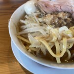 濃厚太麺 ありが豚 - 二郎系で盛り付け崩さんとやるの大変な箸あげ