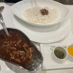 千疋屋フルーツパーラー - 刻んだピクルスとマンゴーピューレが爽やか