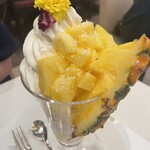 千疋屋フルーツパーラー - ココナッツアイスは味だけじゃなく刻んだココナッツ入り。1番下にパッションフルーツの種が。パリパリで美味しい