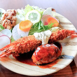 季節の外ごはん Okibi - ジャンボ海老フライ、唐揚げ、ハンバーグ、サラダ