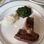 Wolfgang's Steakhouse by Wolfgang Zwiener - 取り分けてくれたシェア