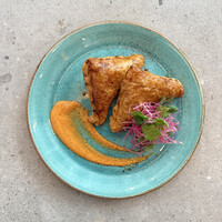 鴨肉のエンパナーダス　ハバネロクリームソース