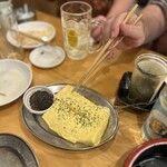 楽っかせい。 - だし巻き卵（付け合わせはマッシュルームのオイル煮的なやつ）