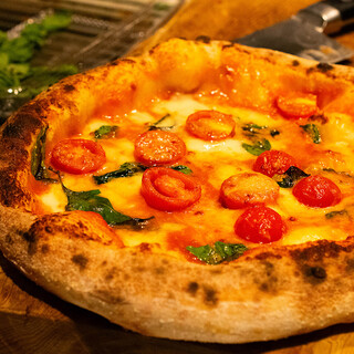 職人が生地から手作りする、本格石窯ピッツァをご堪能あれ