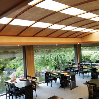 ダイニング 40名様　(貸切 60名様）