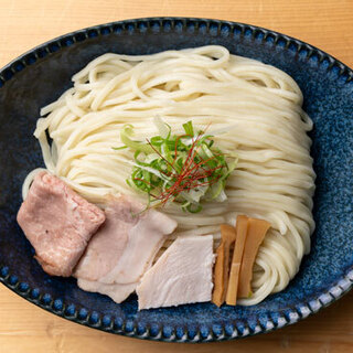 高雅的清淡醬油沾汁「雞肉搾汁沾麵」1,200日圓