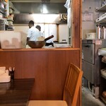 ヴェヌス サウス インディアン ダイニング 御徒町店 - 厨房が見えます。店内綺麗です。