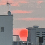 マヤデビ - あそこが立秋の日の出の位置だ。方位約69°。今は毎日太陽2/3個分くらいずつ毎日右へ、南へ動いて行く。