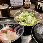 活魚 魚一 - 水菜のサラダ、手前が刺し盛り