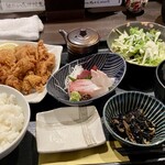 活魚 魚一 - 鶏の唐揚げ定食とお刺身3点盛り、小鉢は、ひじき煮、サラダは、水菜のサラダ、お揚げと青菜のお味噌汁