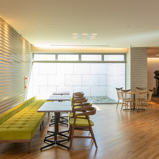 現代美術館内レストラン◆展示室の余韻を感じる開放的な空間