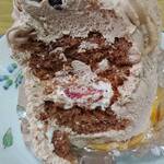 パリジェンヌ洋菓子店 - 中にはいちごも入ってます。