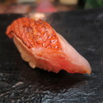 日本橋橘町　都寿司 - 金目鯛握り、辛子を載せて