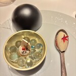 Restaurant Re: - マッシュルームのタルト　桃のアイスの下にはプラムソース