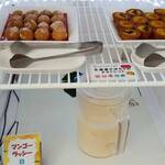 ベイクオーレ - デザート マンゴーラッシー、プチシュー、かぼちゃのタルト