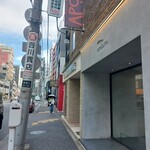 APOC - 表参道駅から来て、赤いクリントンの角を右折すると店への階段があるよ