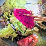 イラヨイ - 付け合せのサラダも好きなんですよね…
バルサミコが掛けてあるんですよ〜(*^^)v　遠目に紅芋だと思ったら、ドラゴンフルーツでした（笑）
