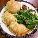 マグノリアカフェ - パスティ 片側がミート，反対側が煮リンゴとドライフルーツという手の込んだパイ。