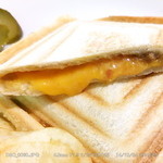 マグノリアカフェ - チーズ&ピクルスのサンドイッチ