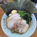 くじら家 - チャーシュー麺（醤油、大盛）、味玉、ノリ、ほうれん草